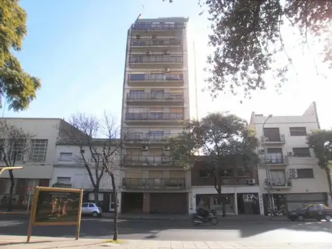 Depto de cuatro ambientes, al frente, con balcon.