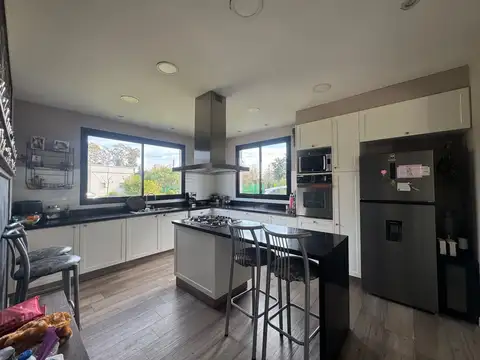 Casa en Venta con 6 cocheras