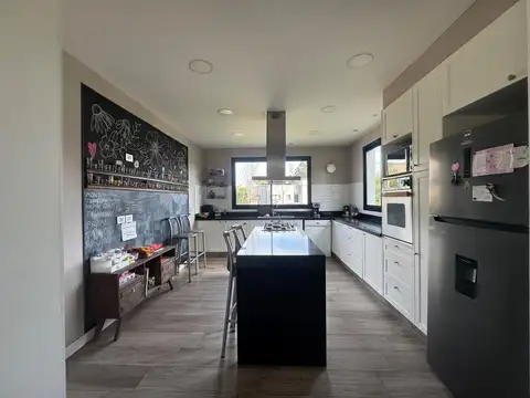 Casa en Venta con 6 cocheras