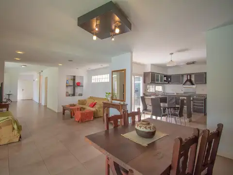 CASA 4 AMBIENTES CON QUINCHO Y PILETA APTA CREDITO