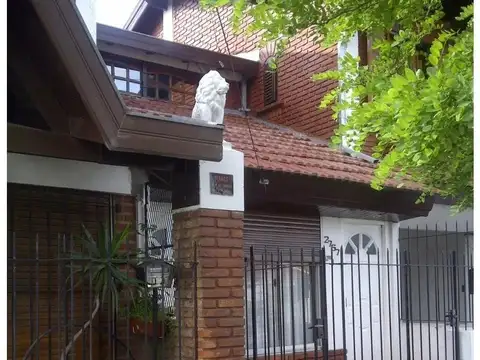 VENTA - DEPTO T/CASA DE 3 AMB CON PATIO Y ESPACIO DE COCH.