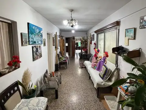 Casa con cochera, fondo y pileta.