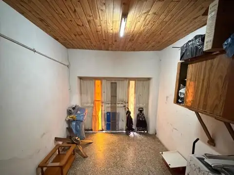 Casa con cochera, fondo y pileta.