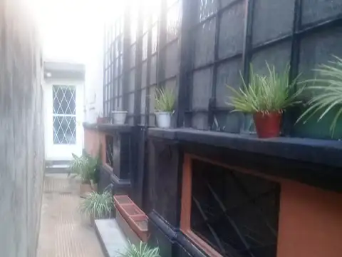 Interesante Construcción de M.Buen Estilo - Edificio 2 Plantas Garaje Patio Fondo libre. Doble ingreso, gran cantidad de ambientes, baños.