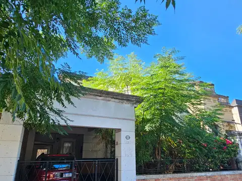Interesante Construcción de M.Buen Estilo - Edificio 2 Plantas Garaje Patio Fondo libre. Doble ingreso, gran cantidad de ambientes, baños.