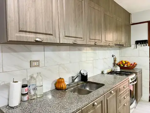 CASA DE 3 DORMITORIOS, COCHERAS Y PATIO EN VENTA