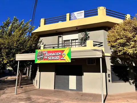 Imponente casa con 3 departamentos y local