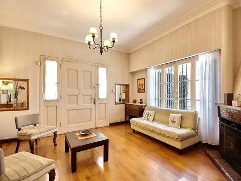 Chalet de 4 Ambientes en Castelar Sur con pileta y quincho