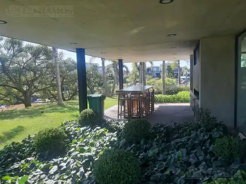 Lote a la LAGUNA de 911 m2 en el Yacht de Nordelta