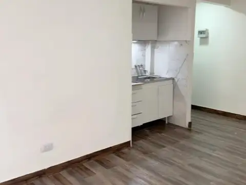 Victor Martinez 200, Piso 4