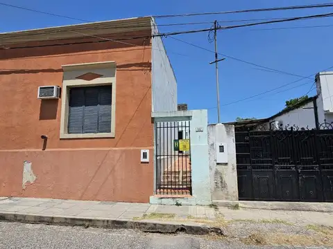 VENTA | Casa de 2 dormitorios con patio y jardín! España 337 – Victoria, Entre Ríos