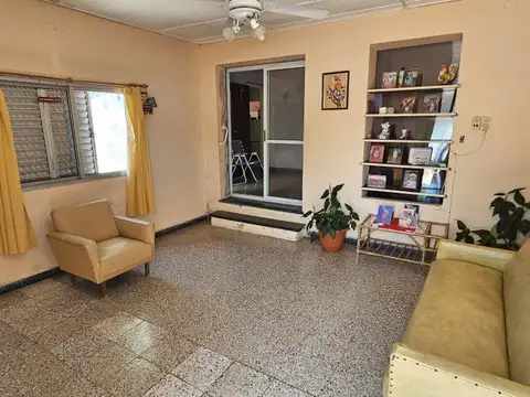 Casa 4 ambientes con 1 baño