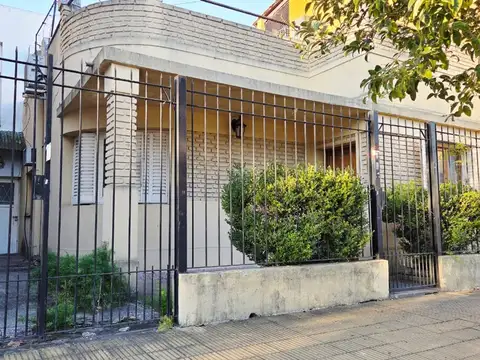 CASA CON PATIO Y TERRAZA EN CARAPACHAY