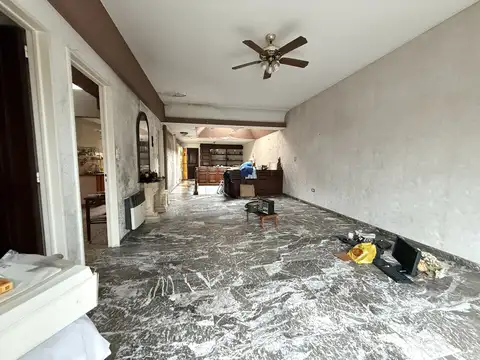 P.H PISO UNICO EN PLANTA ALTA Y GARAGE EN PLANTA BAJA  - A REFACCIONAR