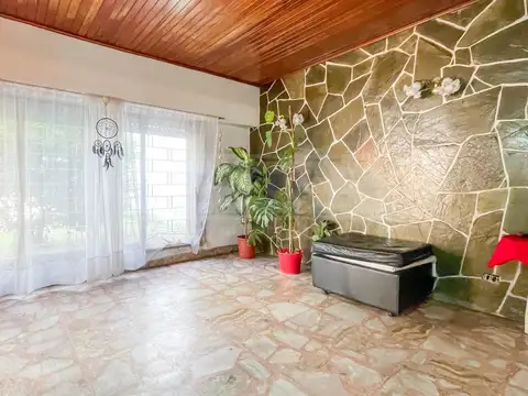 Thames  al 800, entre pichincha y cosme argerich