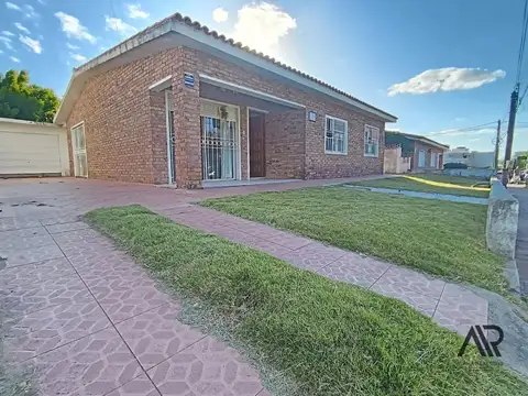 Casa en venta c/ cochera en Piriápolis