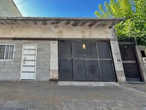 Venta de 1 casa con 2 locales y garage.
