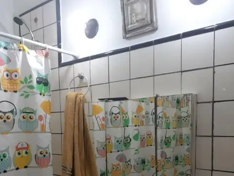 Venta de 1 casa con 2 locales y garage.