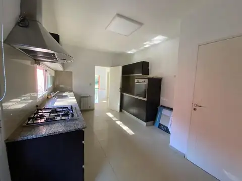 Casa 4 ambientes con 3 baños