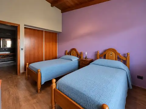 Casa en Alquiler con 2 cocheras