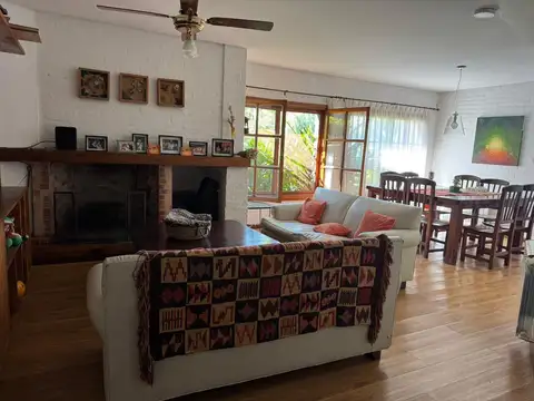 Venta casa en Barrio con portón Erales, Bella Vista
