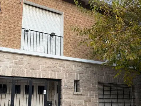 CASA DE ESTILO c/GARAJE A MODERNIZAR AMPLIO PATIO TERRAZA