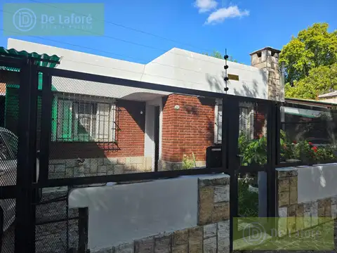 VENDE- Casa 3 ambientes sobre lote propio,  jardín y pileta