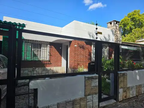 VENDE- Casa 3 ambientes sobre lote propio,  jardín y pileta