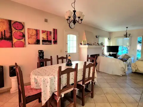 Casa 4 ambientes con 2 baños