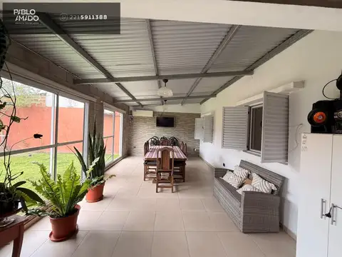 Casa de tres dormitorios, quincho y cochera en calle 3 bis y 517