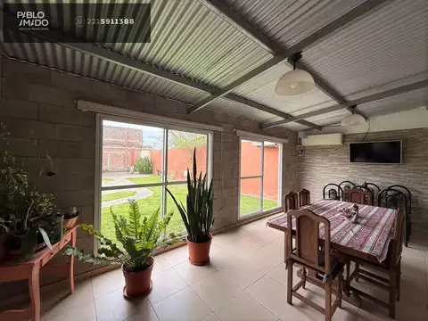 Casa de tres dormitorios, quincho y cochera en calle 3 bis y 517