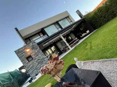 Casa 4 ambientes con 4 baños