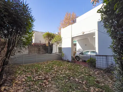 Casa en venta con cochera y pileta
