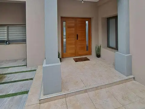 Casa en Venta en Villa Adelina, USD 255.000