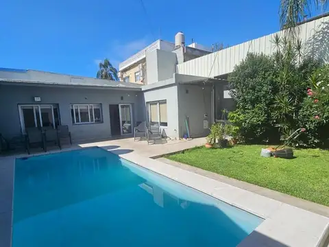 VENTA CASA MULTIFAMILIAR CON JARDIN Y PILETA