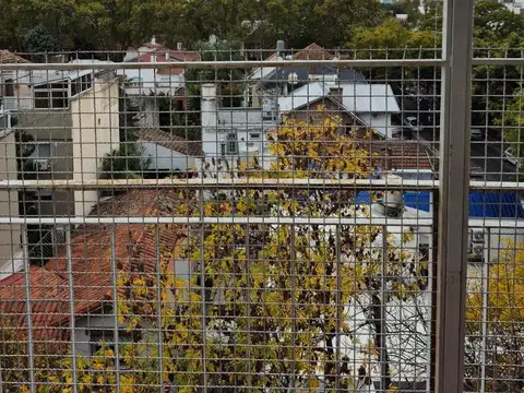 Dpto 2 amb. amplios,con balcon excelente vista