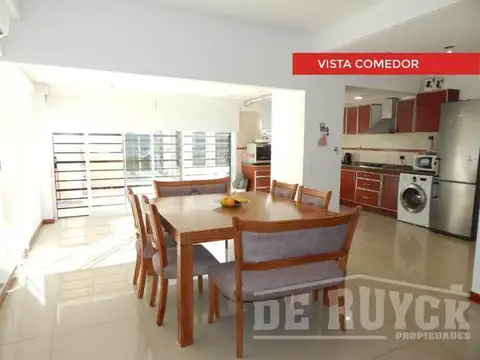 Casa en Venta con 2 cocheras