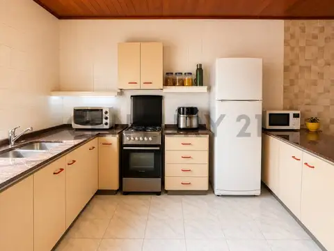 Casa 7 ambientes con 2 baños