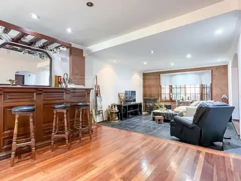 Casa en Venta con 3 cocheras