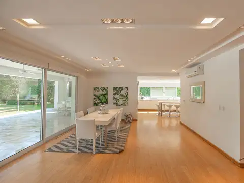 Casa en Venta con 6 cocheras