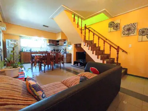 Casa 4 ambientes con 2 baños