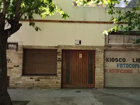 Local con vivienda  en alquiler excelente estado.