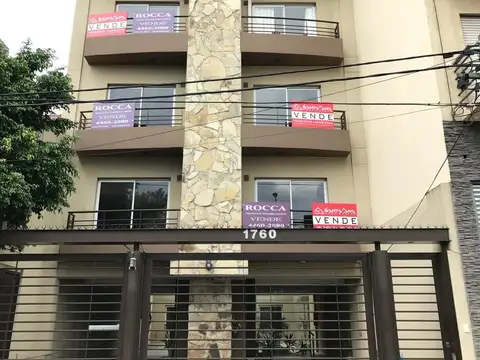 Excelente departamento contrafrente de 2 ambientes piso por escalera ,terraza propia  .