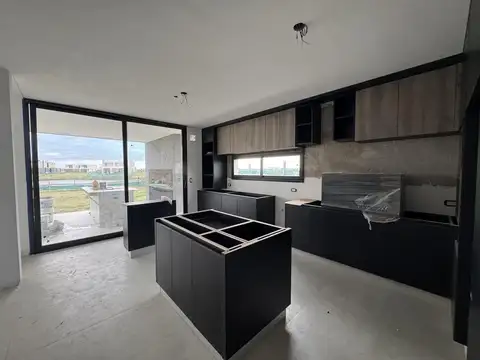 Casa 7 ambientes con 5 baños