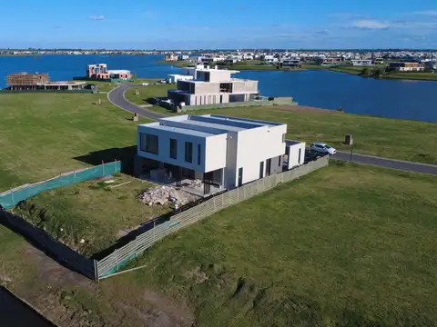 Casa en Venta con 4 cocheras