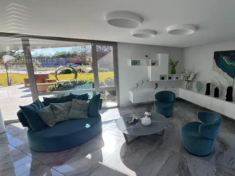 Casa 8 ambientes con 5 baños