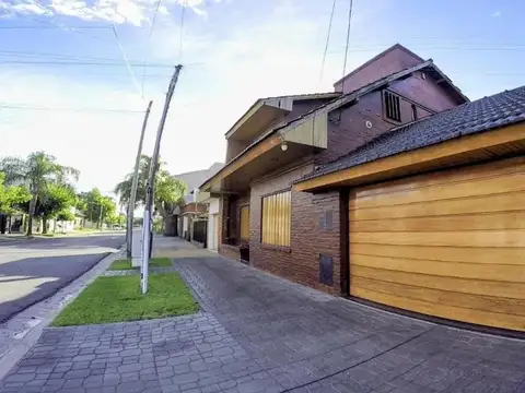 Casa en venta - 3 Dormitorios 4 Baños - San Justo