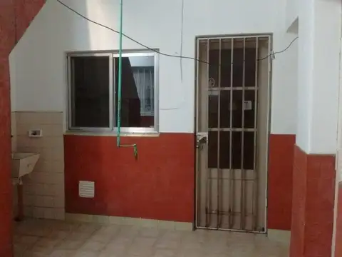 VENTA CASA DE PASILLO SAN LORENZO 3300 1 DORMITORIO