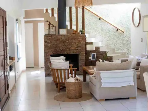Casa en Venta con 4 cocheras