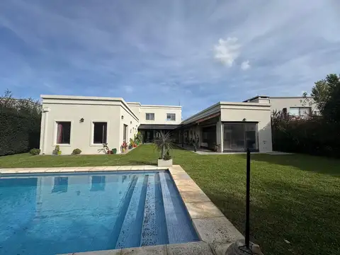 Casa en una planta con pileta - HARAS SANTA MARIA